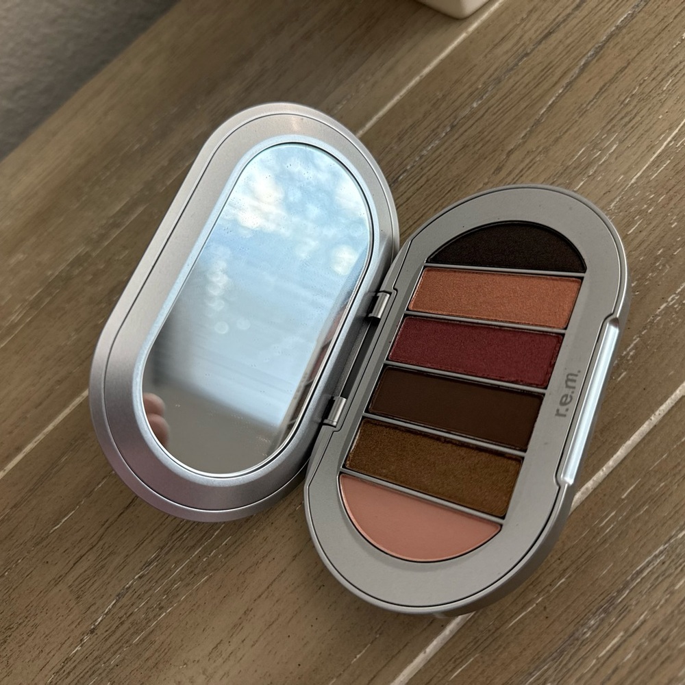 r.e.m. Mini Eyeshadow Palette — Warm Copper & Rose Mix - Picture 1 of 4